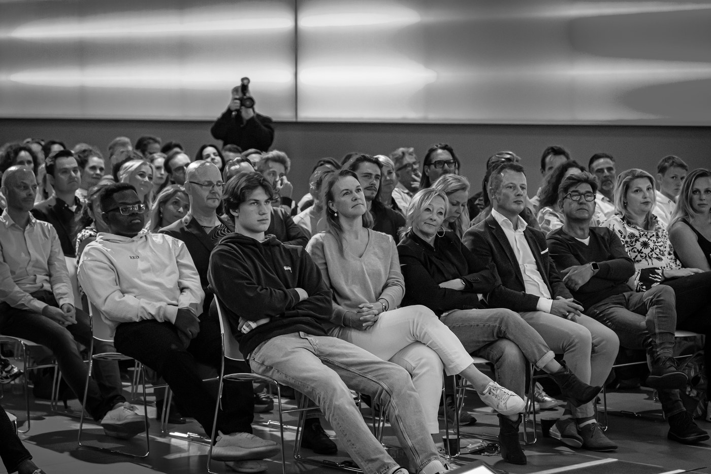 Een zaal die luistert