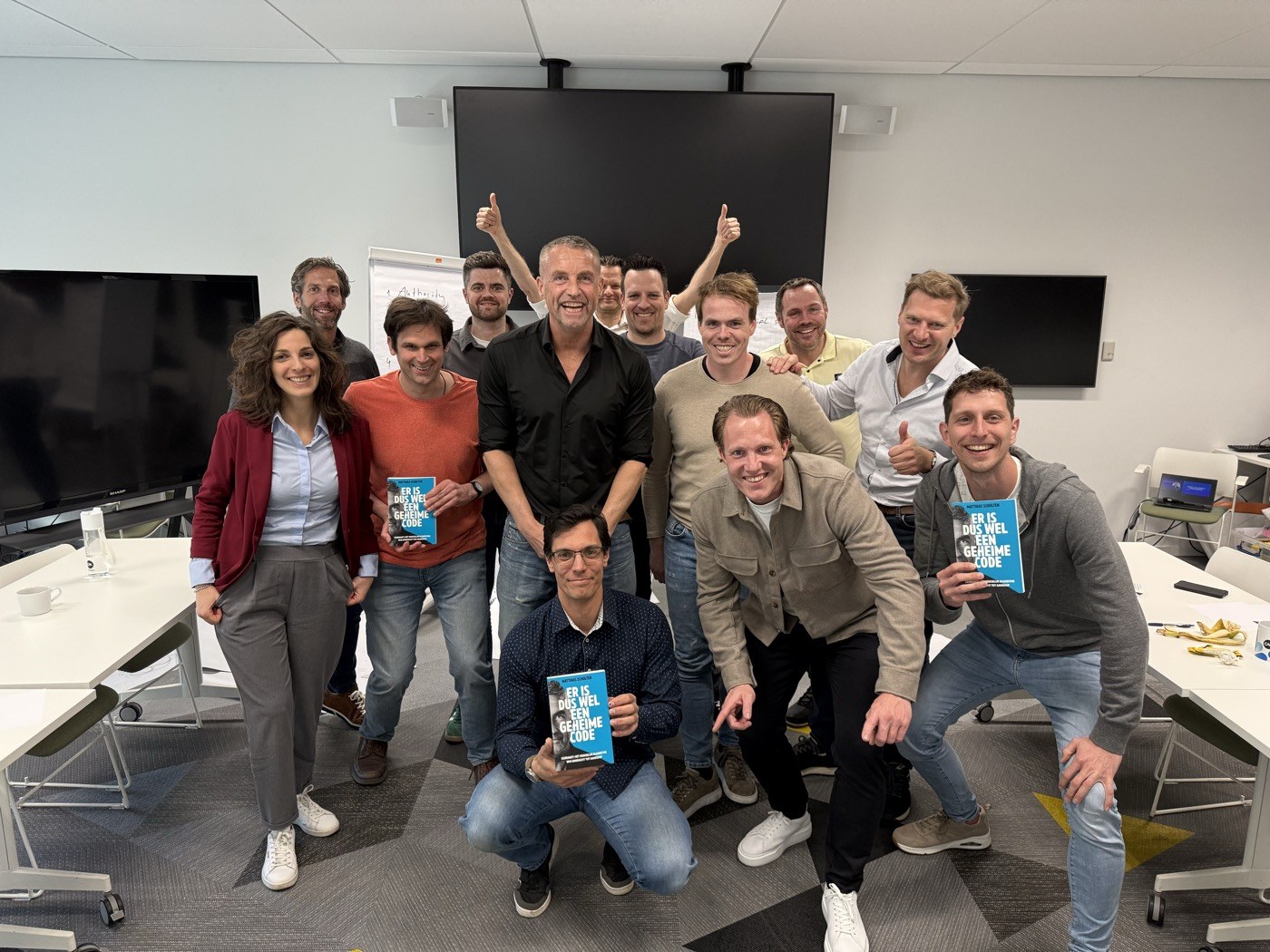 Groep met het boek na een training